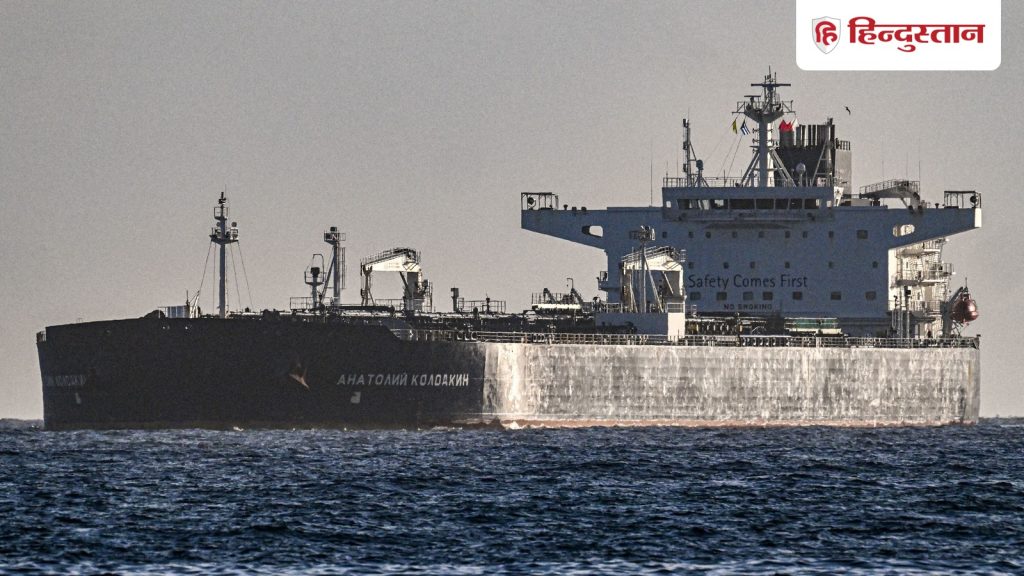 अमेरिका की नाकाबंदी के बीच होर्मुज से निकला पाकिस्तानी टैंकर, आधा ही भरा;...