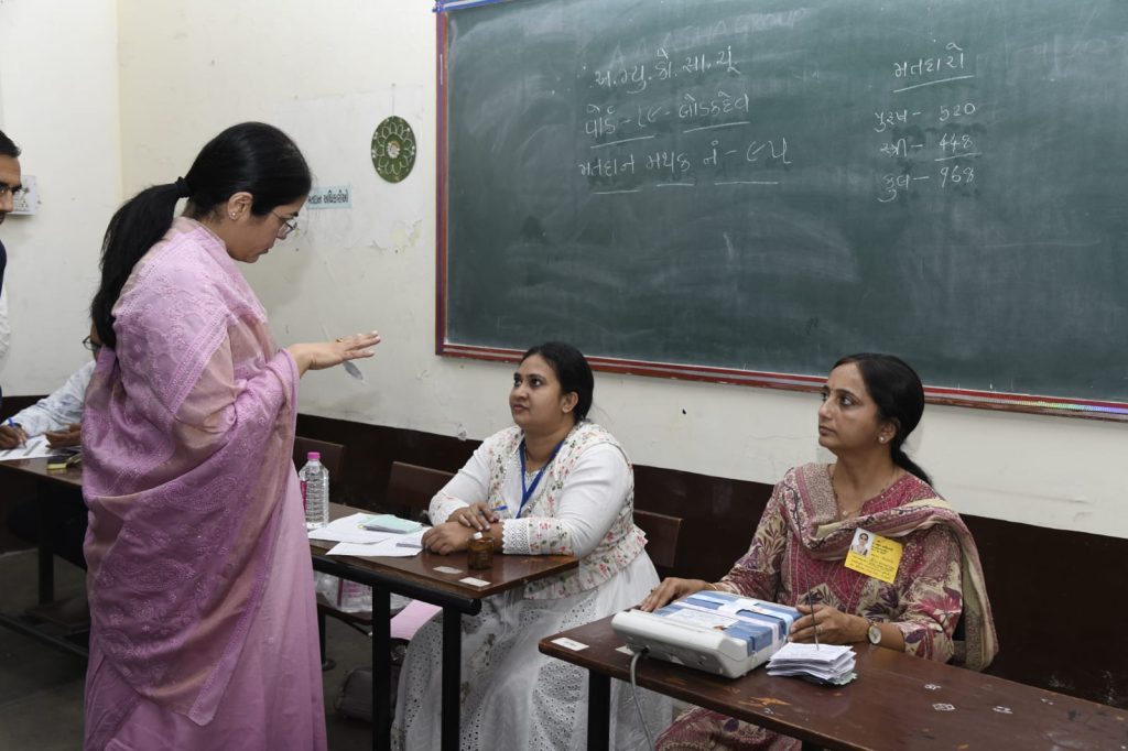 ચૂંટણી નિરીક્ષકે અમદાવાદ મહાનગરપાલિકા વિસ્તારના વિવિધ મતદાન મથકોની...