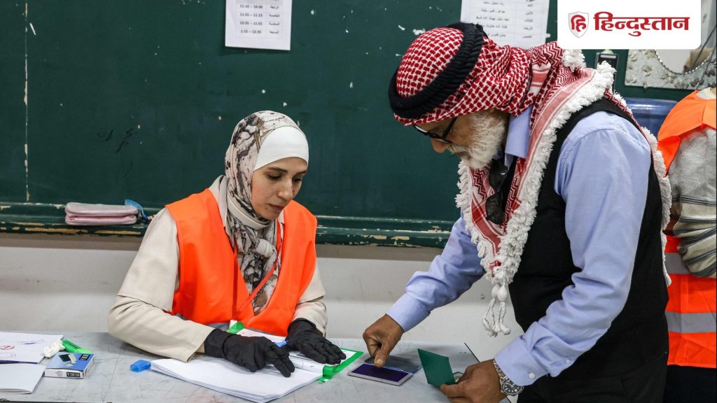 तबाह हुए गाजा में भी वोट डालने के लिए लगीं कतारें, किस उम्मीद में कराए जा...