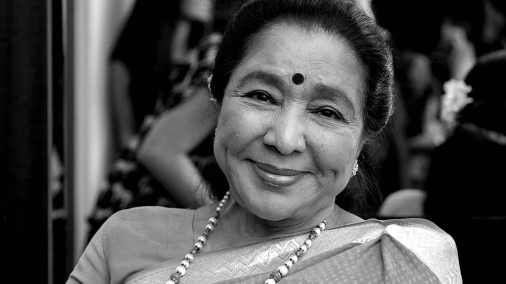 आशा भोसले पंचतत्व में हुईं विलीन, राजकीय सम्मान के साथ दी गई आखिरी विदाई