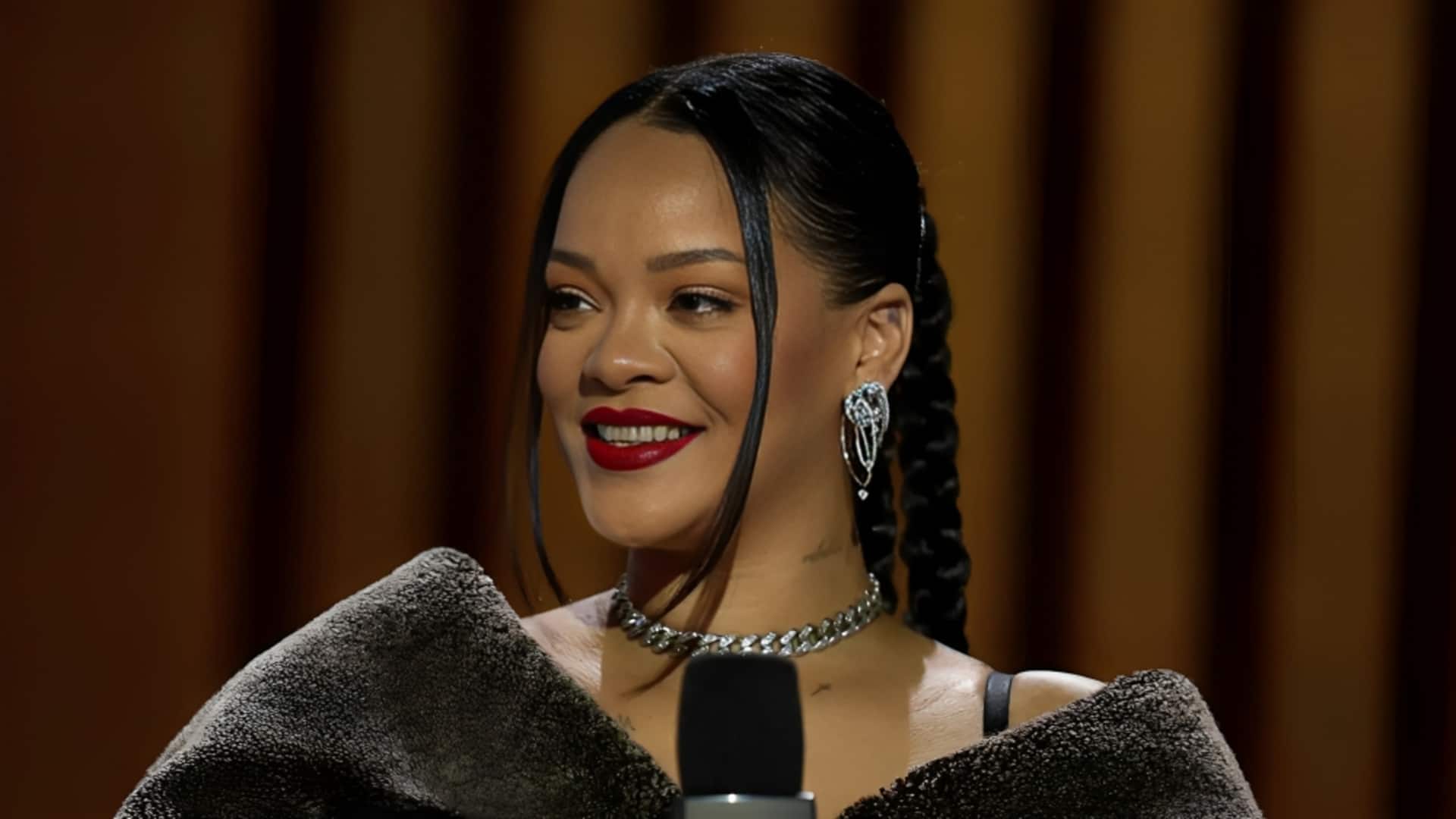 રીહાન્નાએ દિલ જીતી લીધું, મુંબઈમાં પાપારાઝીને બોલાવ્યા અને સાથે ફોટો લીધો; વિડિયો વાયરલ