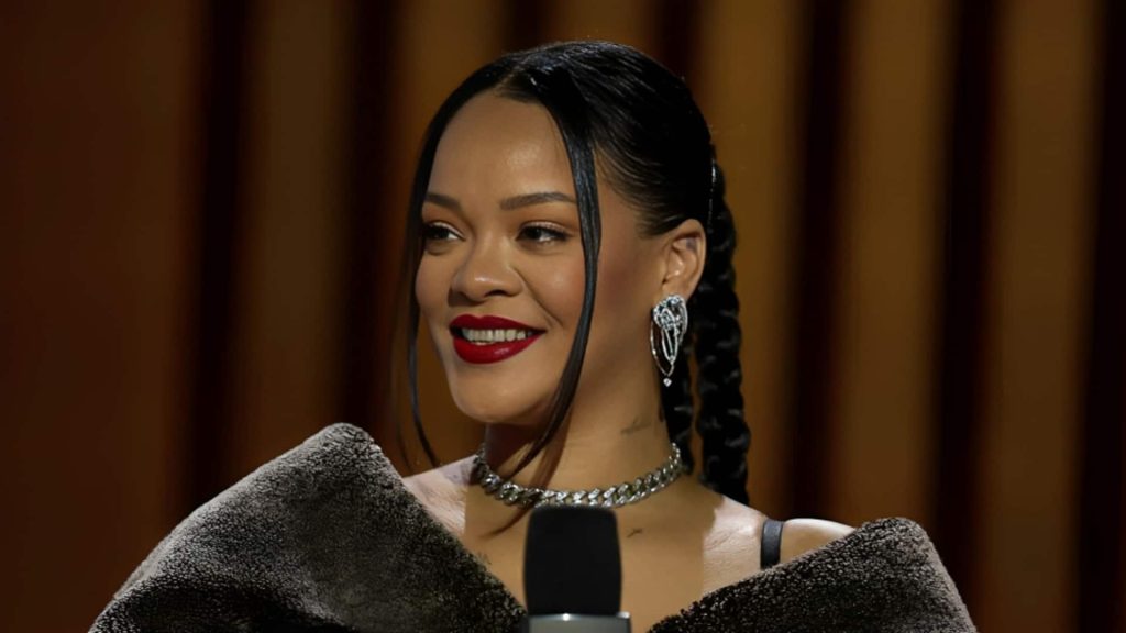 रिहाना ने जीते दिल, मुंबई में पैपराजी को बुलाया और साथ में खिंचवाई फोटो; वीडियो वायरल