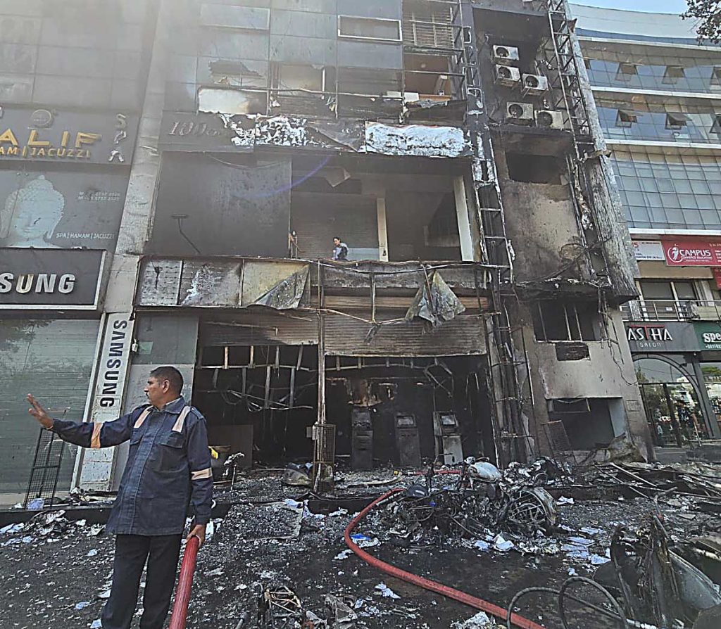 શાંગ્રીલા આર્કેડમાં ઇલેક્ટ્રિક બોર્ડથી લાગી આગ, ATM અને વાહનો આગમાં બળીને...