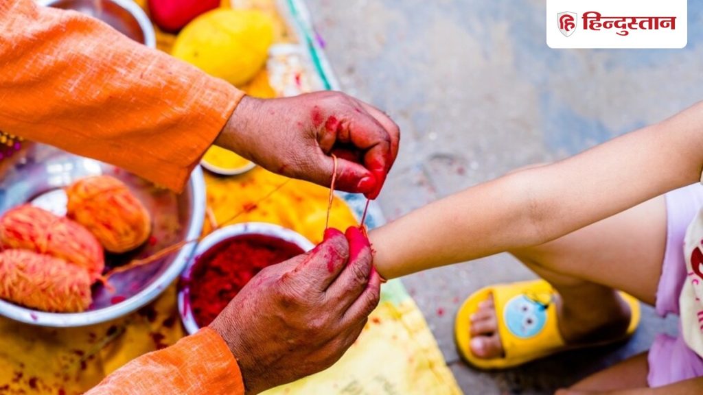 कैंची से काटते हैं हाथ में बंधा कलावा? जान लें इसके नुकसान और उतारने की सही...