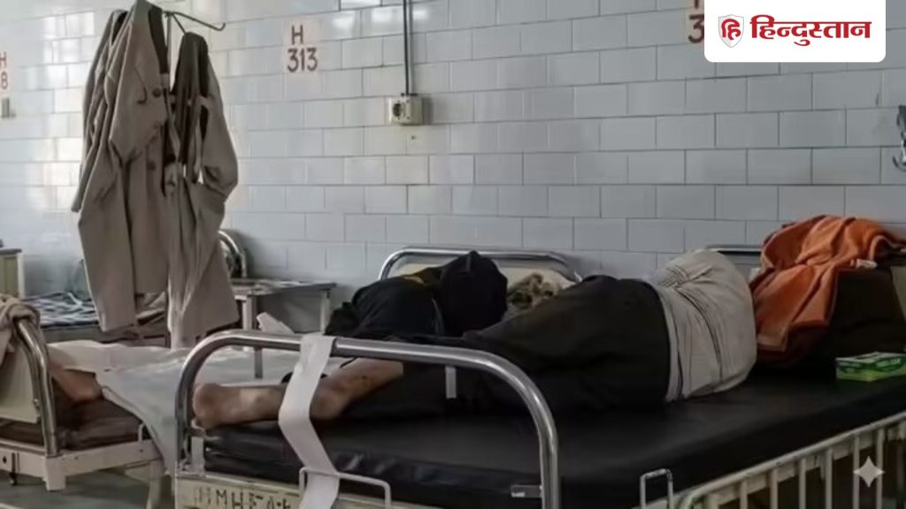 MP में खाकी शर्मसार: नशे में धुत पुलिस जवान मरीज के बेड में सोए, डस्टबिन में...