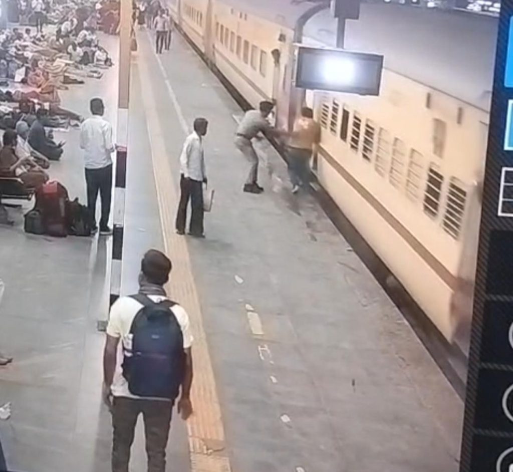 RPF જવાને ચાલતી ટ્રેનમાં ચઢતા મુસાફરની જાન બચાવી RPF જવાને ચાલતી ટ્રેનમાં ચઢતા મુસાફરની જાન બચાવી