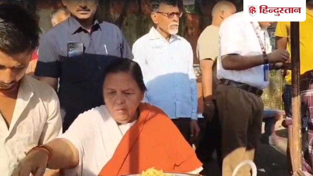 વિરોધની અનોખી શૈલી; ઉમા ભારતીએ કાર્ટ પર પોહા વેચીને પોતાની નારાજગી વ્યક્ત કરી- VIDEO विरोध का अनोखा अंदाज; उमा भारती ने ठेले पर पोहा बेच जताई नाराजगी- VIDEO