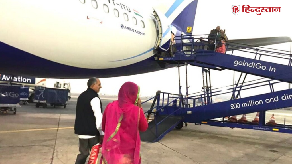 माता-पिता की पहली फ्लाइट, IFS ऑफिसर ने शेयर की भावुक कर देने वाली तस्वीर