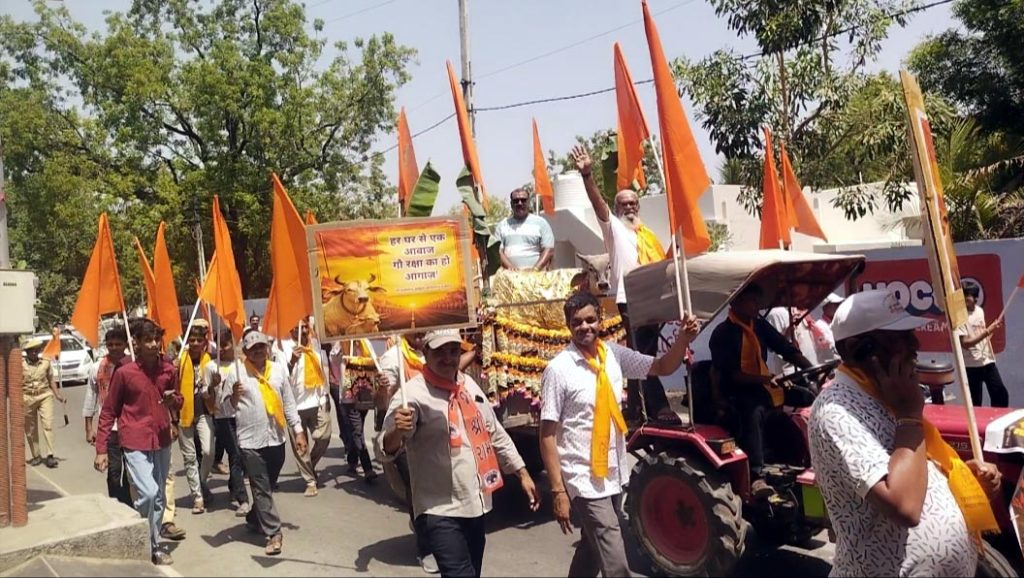 ગૌ માતાને રાષ્ટ્ર માતા જાહેર કરવા માટે ખેડબ્રહ્મામાં રેલી સ્વરૂપે જઈ...