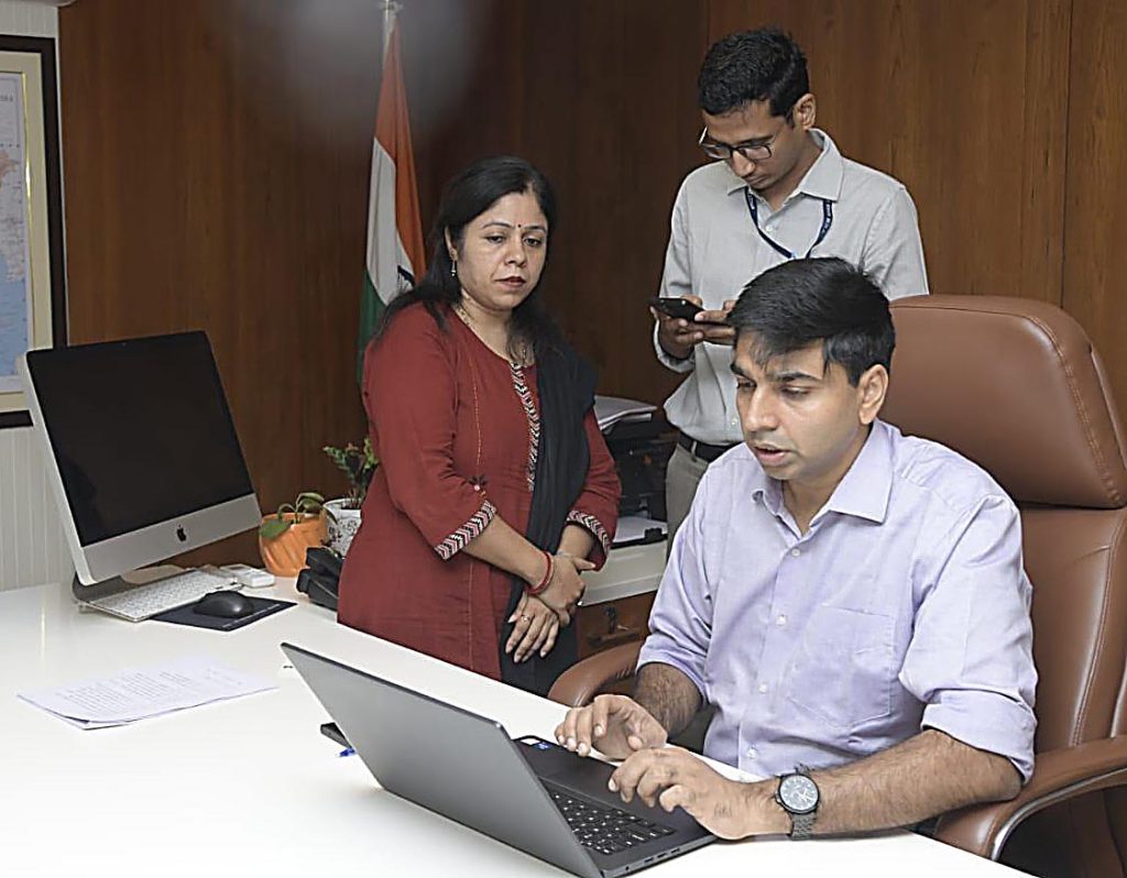 અમદાવાદ કલેક્ટર ભવ્ય વર્મા ઓનલાઇન સ્વ-ગણતરી પ્રક્રિયામાં સહભાગી થયા