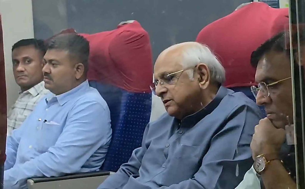 CM ભૂપેન્દ્ર પટેલ સામાન્ય મુસાફરો સાથે વંદે ભારતમાં મુસાફરી કરી CM ભૂપેન્દ્ર પટેલ સામાન્ય મુસાફરો સાથે વંદે ભારતમાં મુસાફરી કરી