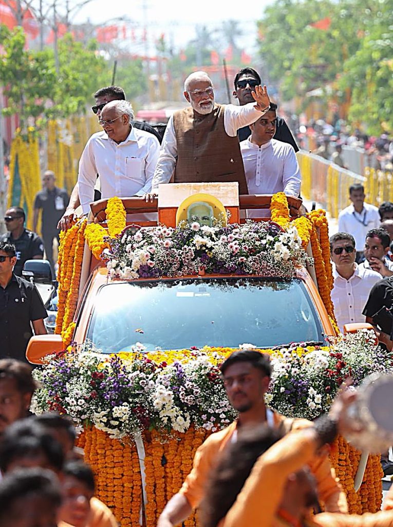 સોમનાથ રોડ શોમાં PM મોદીનું ભવ્ય સ્વાગતઃ સરદાર સાહેબને PM મોદીએ નમન કર્યા