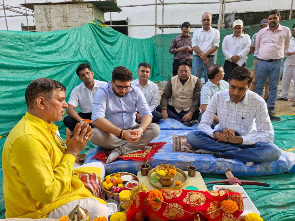 સાબરમતી સ્ટેશન પર હોલ્ડિંગ એરિયામાં આશરે 10,000 મુસાફરોને સમાવી શકાય તેવી...