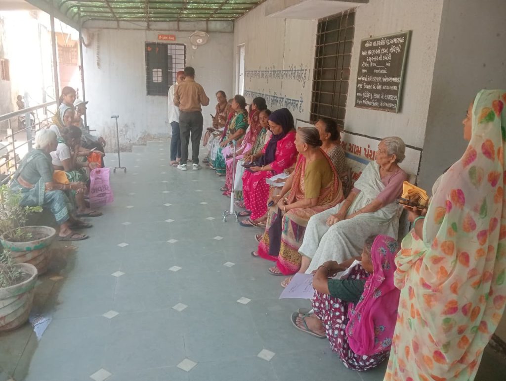 દસ્ક્રોઈના નાંદેજ ગામે ઘરઆંગણે જ યોજાયો વિધવા અને વૃદ્ધ સહાયનો eKYC કેમ્પ