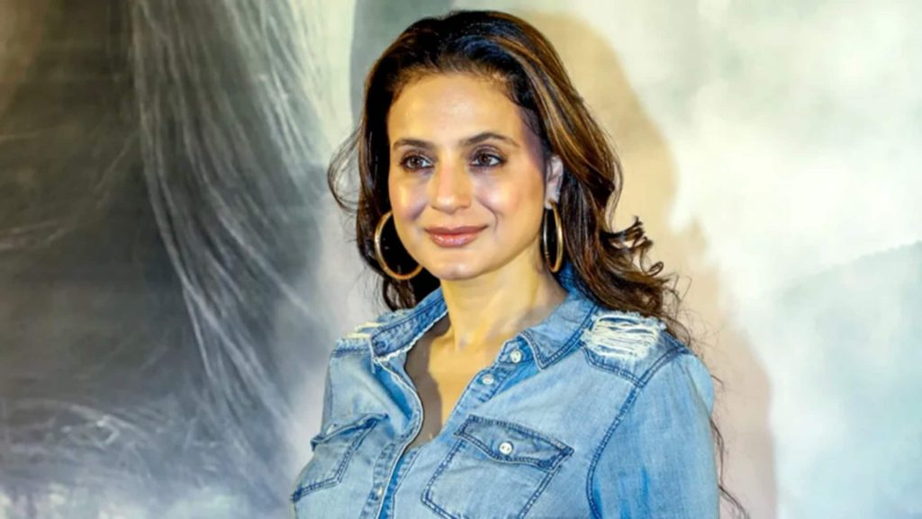 मध्य पूर्व तनाव के कारण अमीषा पटेल दुबई एयरपोर्ट पर फंसी, बोलीं- घर वापसी का इंतजार