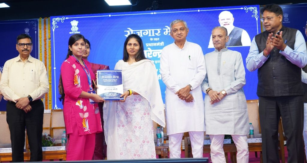 અમદાવાદમાં આયોજિત રોજગાર મેળામાં 115  નવી નિમણૂંક મેળવનારા ઉમેદવારોને...