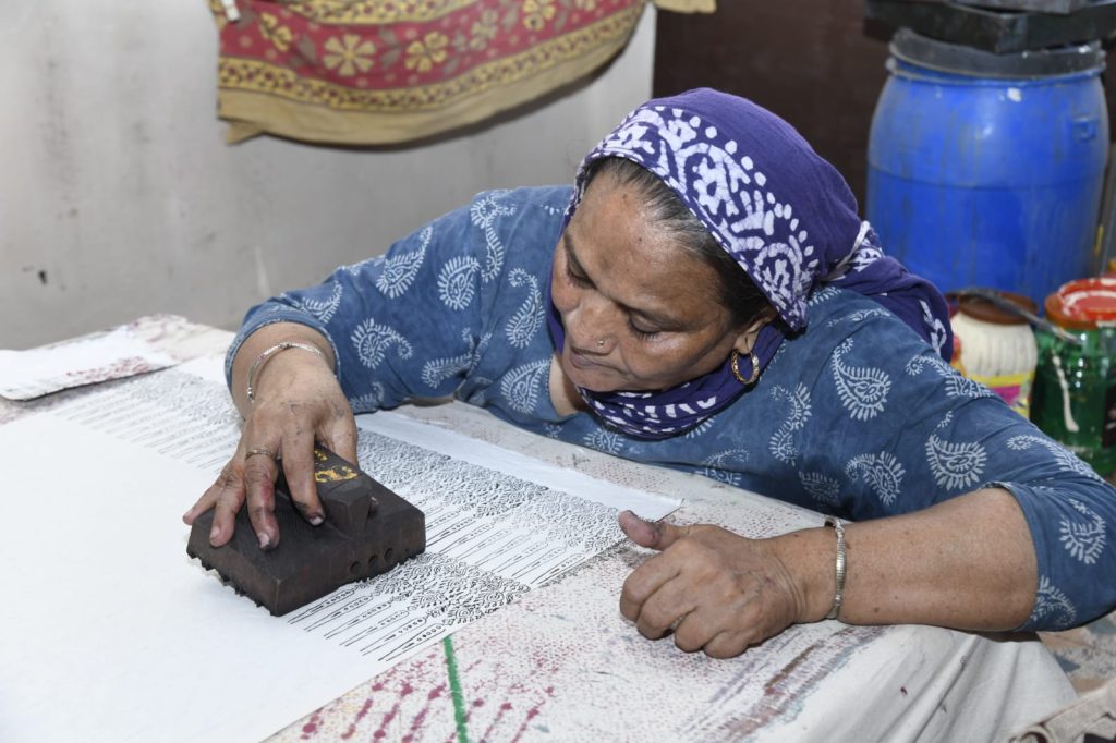 વિશ્વમાં ગુંજી અમદાવાદની સૌદાગરી કળા, સરકારી પીઠબળથી છીપા સમુદાયની… વિશ્વમાં ગુંજી અમદાવાદની ‘સૌદાગરી કળા’, સરકારી પીઠબળથી છીપા સમુદાયની...