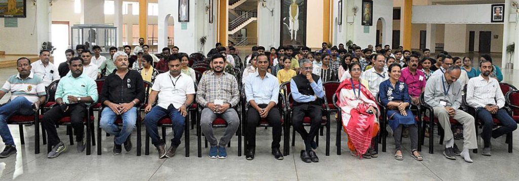 ગુજરાત વિધાનસભા પોડિયમ ખાતે વીર સાવરકરના તૈલચિત્રને પુષ્પાંજલિ