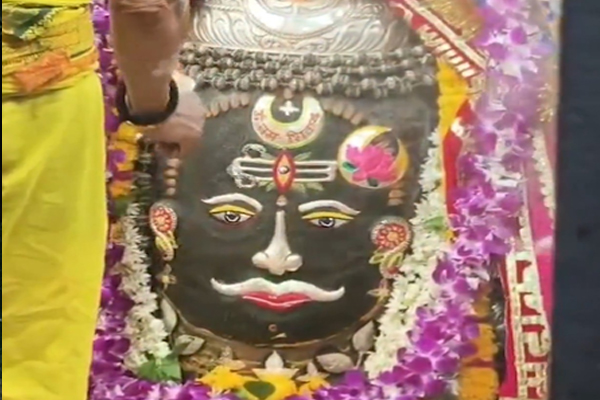 ચાંદીના ચંદ્ર, ત્રિશૂળ અને ત્રિપુંડ સાથે બાબા મહાકાલની દિવ્ય શણગાર, દર્શન માટે ભક્તો ઉમટ્યા.