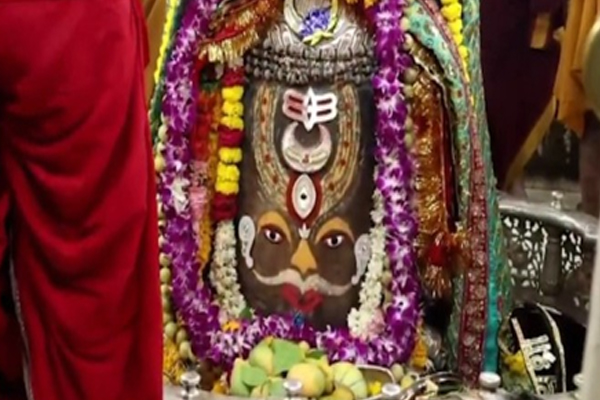 બાબા મહાકાલની ચાંદીના આભૂષણો, બેલપત્ર અને રૂદ્રાક્ષની માળાથી ભવ્ય શણગાર