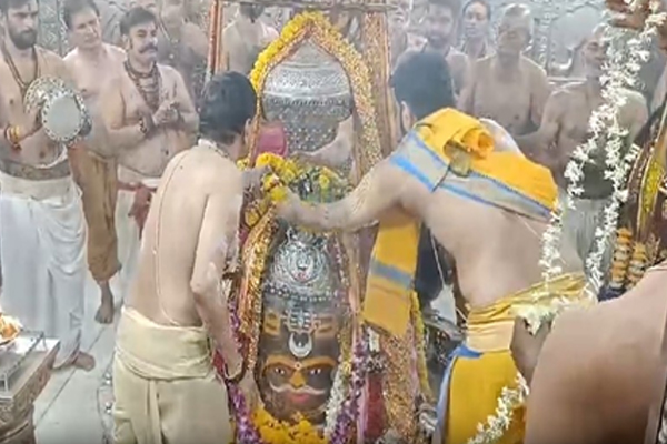 બાબા મહાકાલનો ભવ્ય શણગાર, ભસ્મ આરતીમાં મોટી સંખ્યામાં ભક્તોની હાજરી.