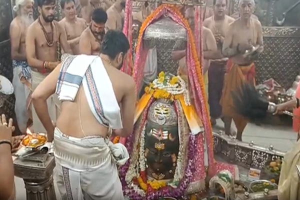 સોમવતી અમાવસ્યા પર શણ સાથે બાબા મહાકાલનો વિશેષ શણગાર; ભગવાન ગણેશથી શોભતા, કપાળ પર ત્રિનેત્ર