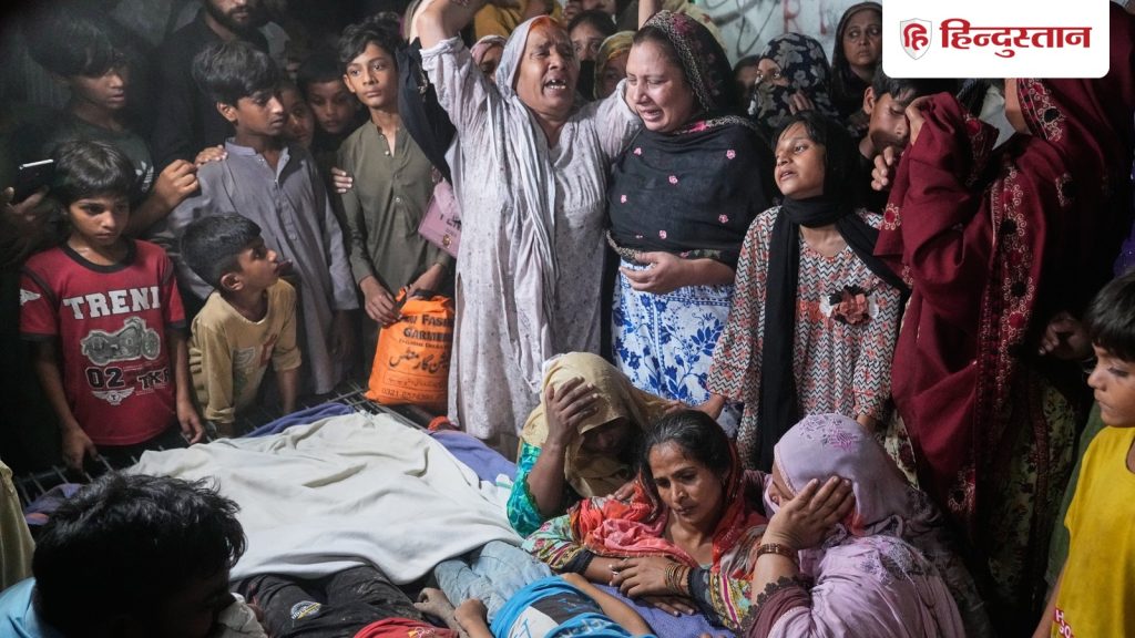 पाकिस्तान के लाहौर में दर्दनाक हादसा: ट्यूशन पढ़ रहे बच्चों पर गिरी छत, 14 की...