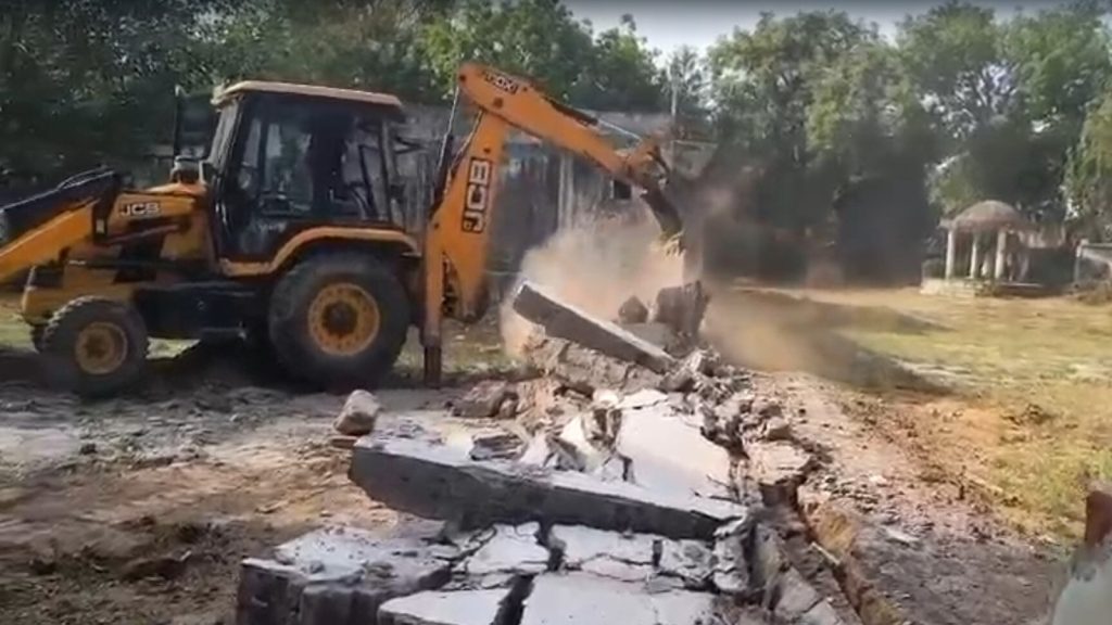 दिल्ली सरकार का बड़ा एक्शन, सैनिक फार्म में अवैध निर्माण पर चला बुलडोजर- VIDEO