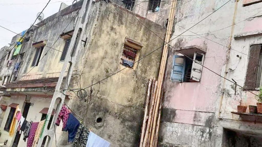 ગુજરાત હાઉસિંગ બોર્ડના મકાનમાં ચાલતા સેક્સ રેકેટનો પર્દાફાશઃ 3 લલના… ગુજરાત હાઉસિંગ બોર્ડના મકાનમાં ચાલતા સેક્સ રેકેટનો પર્દાફાશઃ 3 લલના...
