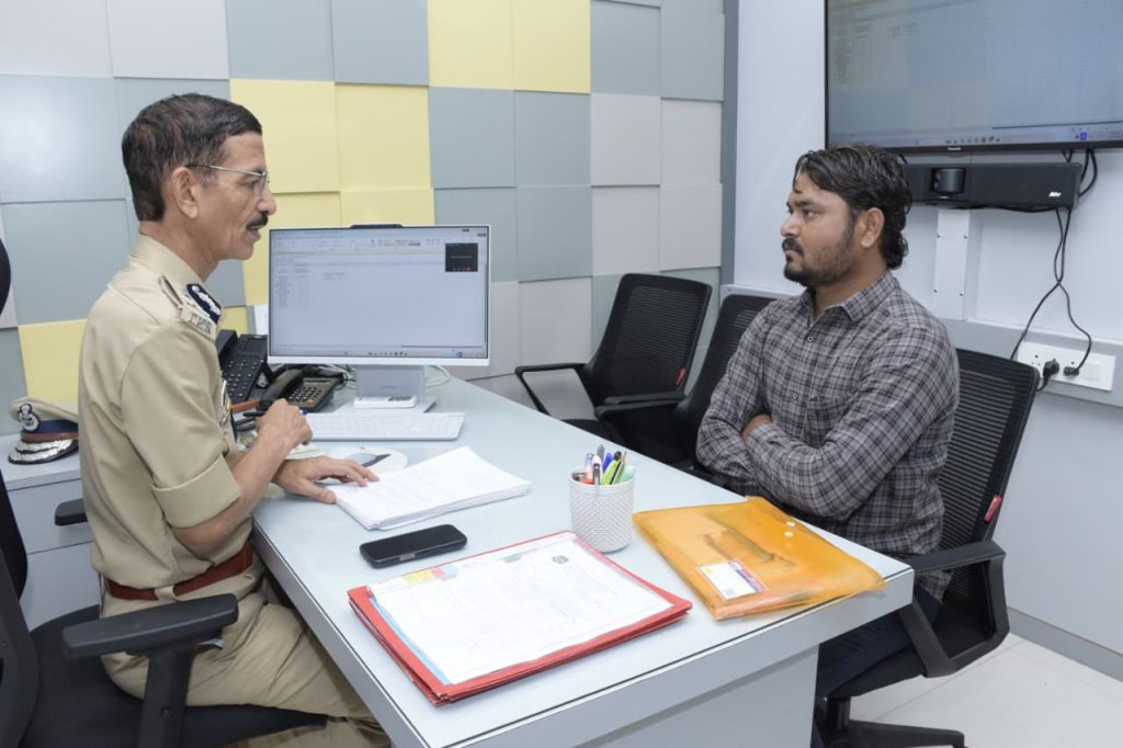 નાગરિકોની રજૂઆતોનો સ્થાનિક સ્તરે જ સુખદ નિકાલ થાય તે માટે ગૃહ વિભાગ… નાગરિકોની રજૂઆતોનો સ્થાનિક સ્તરે જ સુખદ નિકાલ થાય તે માટે ગૃહ વિભાગ...