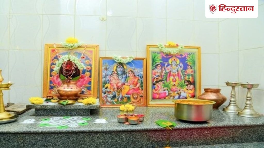 पीला, लाल या सफेद...घर के मंदिर में किस रंग का कपड़ा बिछाना शुभ होता है?