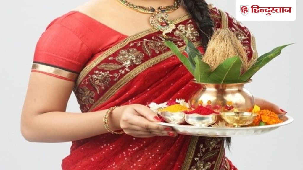 घर के मंदिर में तांबे के लोटे में जल रखने से खुलते हैं सुख-समृद्धि के द्वार,...