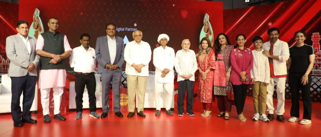 BAPSના પૂજ્ય સ્વામી બ્રહ્મવિહારીને અસ્મિતા મહાસન્માનથી સન્માનિત કરવામાં… BAPSના પૂજ્ય સ્વામી બ્રહ્મવિહારીને અસ્મિતા મહાસન્માનથી સન્માનિત કરવામાં...