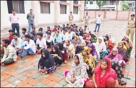 અમદાવાદ પોલીસનું મેગા સર્ચ ઓપરેશનઃ 290 થી વધુ બાંગ્લાદેશી શંકાસ્પદો… અમદાવાદ પોલીસનું મેગા સર્ચ ઓપરેશનઃ 290 થી વધુ બાંગ્લાદેશી શંકાસ્પદો...