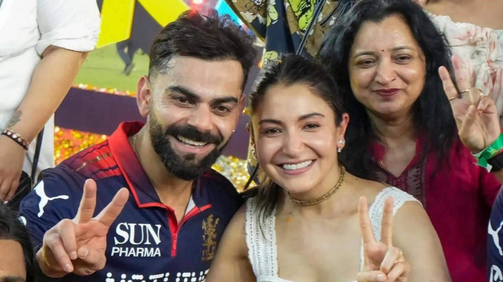 IPL 2026: RCBની જીત પર વિરાટ અને અનુષ્કાએ કર્યો ડાન્સ, ચાહકોએ પણ વરસાવ્યો પ્રેમ IPL 2026: RCB की जीत पर झूमकर नाचे विराट और अनुष्का, फैंस ने भी लुटाया प्यार