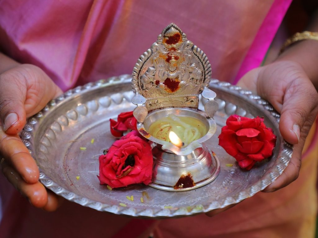 घर में ऐसे उतारें बुरी नजर, जानिए 5 आसान...
