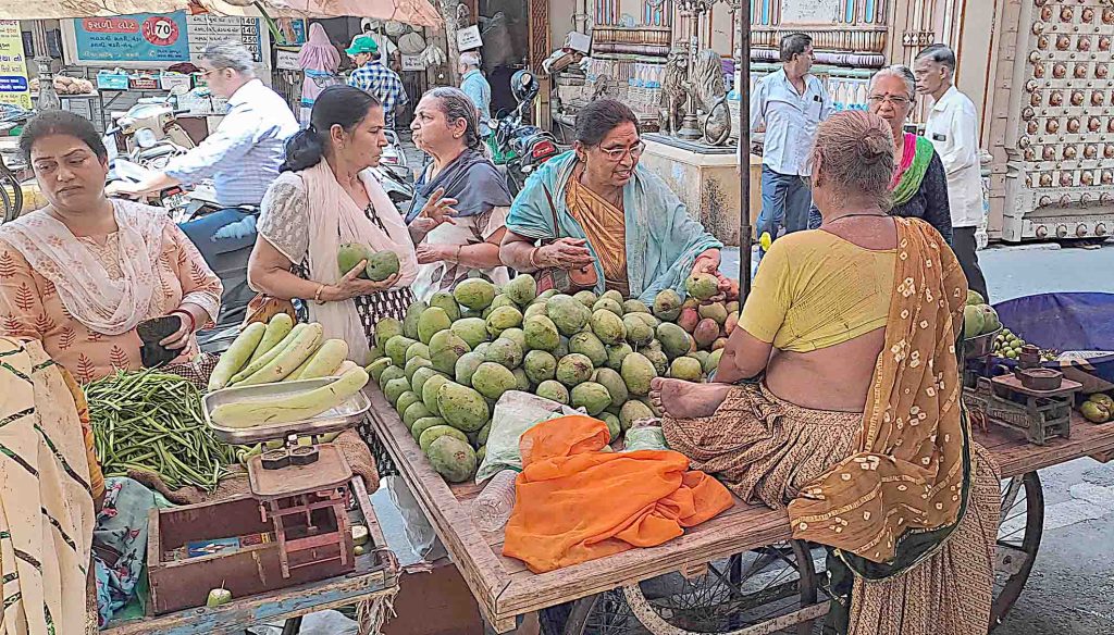 વૃદ્ધા શાકભાજી લેવા ગયા અને મકાનમાંથી રૂ.૩.૫૫ લાખના દાગીનાની ચોરી વૃદ્ધા શાકભાજી લેવા ગયા અને મકાનમાંથી રૂ.૩.૫૫ લાખના દાગીનાની ચોરી