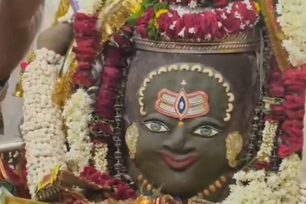 બાબા મહાકાલને ત્રિપુંડ, ત્રિનેત્ર અને ભાંગથી રાજા તરીકે શણગારવામાં આવ્યા હતા, ભસ્મ આરતીમાં મોટી સંખ્યામાં ભક્તો હાજર રહ્યા હતા.