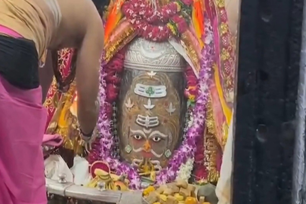 અષાઢ મહિનાના પ્રથમ દિવસે ચાંદીના ચંદ્ર, ત્રિશૂળ અને ત્રિપુંડથી શણગારેલા બાબા મહાકાલને રાજાના રૂપમાં ભવ્ય રીતે શણગારવામાં આવ્યા હતા.
