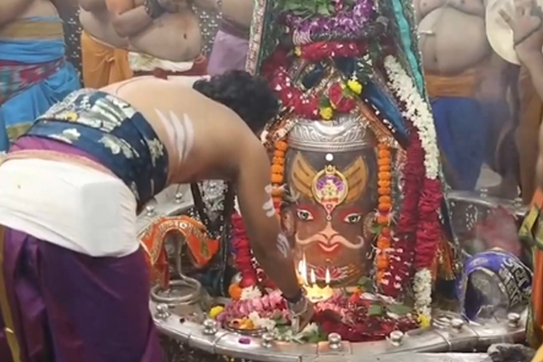 બાબા મહાકાલને ઓમ-બેલ અક્ષર અને મુગટથી શણગારવામાં આવ્યા, હર્ષોલ્લાસ વચ્ચે ભવ્ય શણગાર કરવામાં આવ્યો