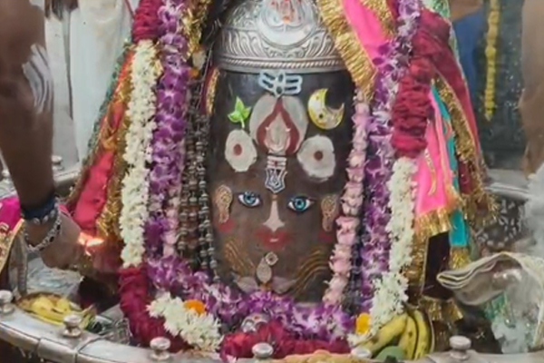 બાબા મહાકાલ ચંદ્ર, બેલપત્ર, વૈષ્ણવ તિલક અને ત્રિપુંડથી સુશોભિત, ભસ્મ આરતીમાં ભક્તોએ મોટી સંખ્યામાં ભાગ લીધો હતો.