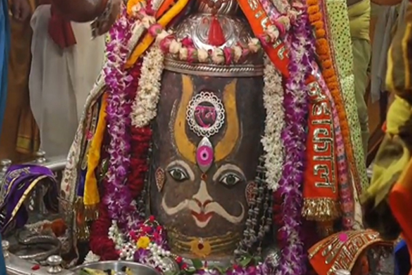 શ્રી રામનું નામ અને કપાળ પર વૈષ્ણવ તિલક, બાબા મહાકાલની ભવ્ય ભસ્મ આરતી
