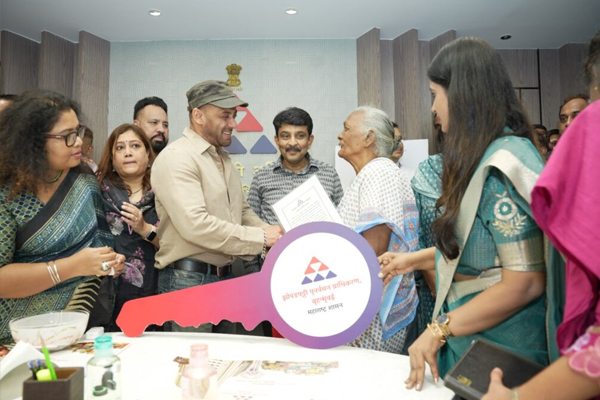 સલમાન ખાને SRA ના નવા IT કેન્દ્રનું ઉદ્ઘાટન કર્યું, લાભાર્થીઓને ઘરની ચાવીઓ સોંપી