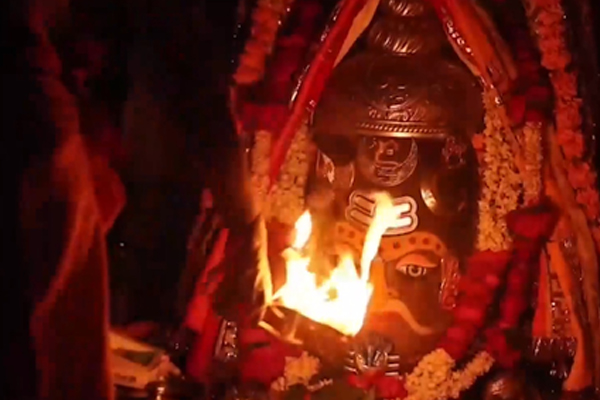 યોગિની એકાદશી પર મહાકાલ મંદિરમાં ઉમટ્યું આસ્થાનું પૂર, હજારો ભક્તોએ ભસ્મ આરતીમાં ભાગ લીધો.