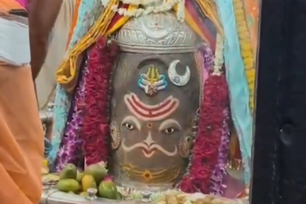 બાબા મહાકાલને પવિત્ર રાખથી શણગારવામાં આવ્યા હતા, મોટી સંખ્યામાં ભક્તોએ મુલાકાત લીધી હતી