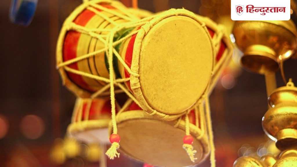 वास्तु टिप्स: घर में डमरू, स्फटिक के पिरामिड,  स्वास्तिक से कैसे दूर होंगी...