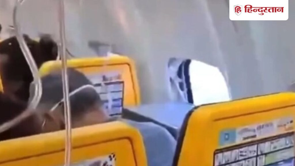 उड़ते विमान की निकल गई खिड़की, आसमान में लटक गया पैसेंजर; फिर कैसे बची जान?