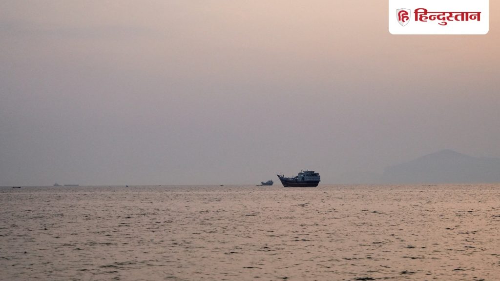 होर्मुज स्ट्रेट में बारूदी सुरंगों से टकराया तेल टैंकर, हुआ भीषण धमाका
