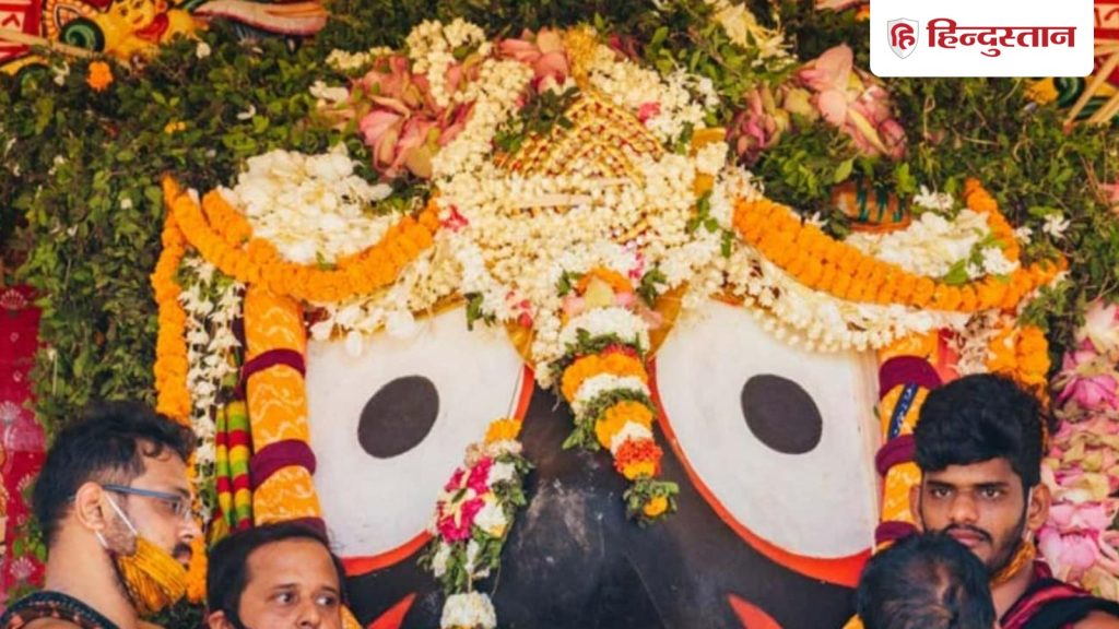 જગન્નાથ રથયાત્રા દરમિયાન આધારર્પણ કોના માટે તૈયાર કરવામાં આવે છે? તેઓ વાસણો તોડીને ફેંકી દે છે… जगन्नाथ रथ यात्रा में किनके लिए बनता है अधरपाना, मटके फोड़कर फेंकते है इसे,...