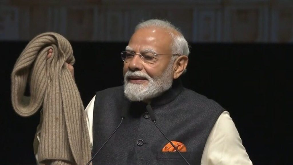 न्यूजीलैंड में PM मोदी ने दिखाया 30 साल पहले गिफ्ट में मिला मफलर, बोले- आज भी...